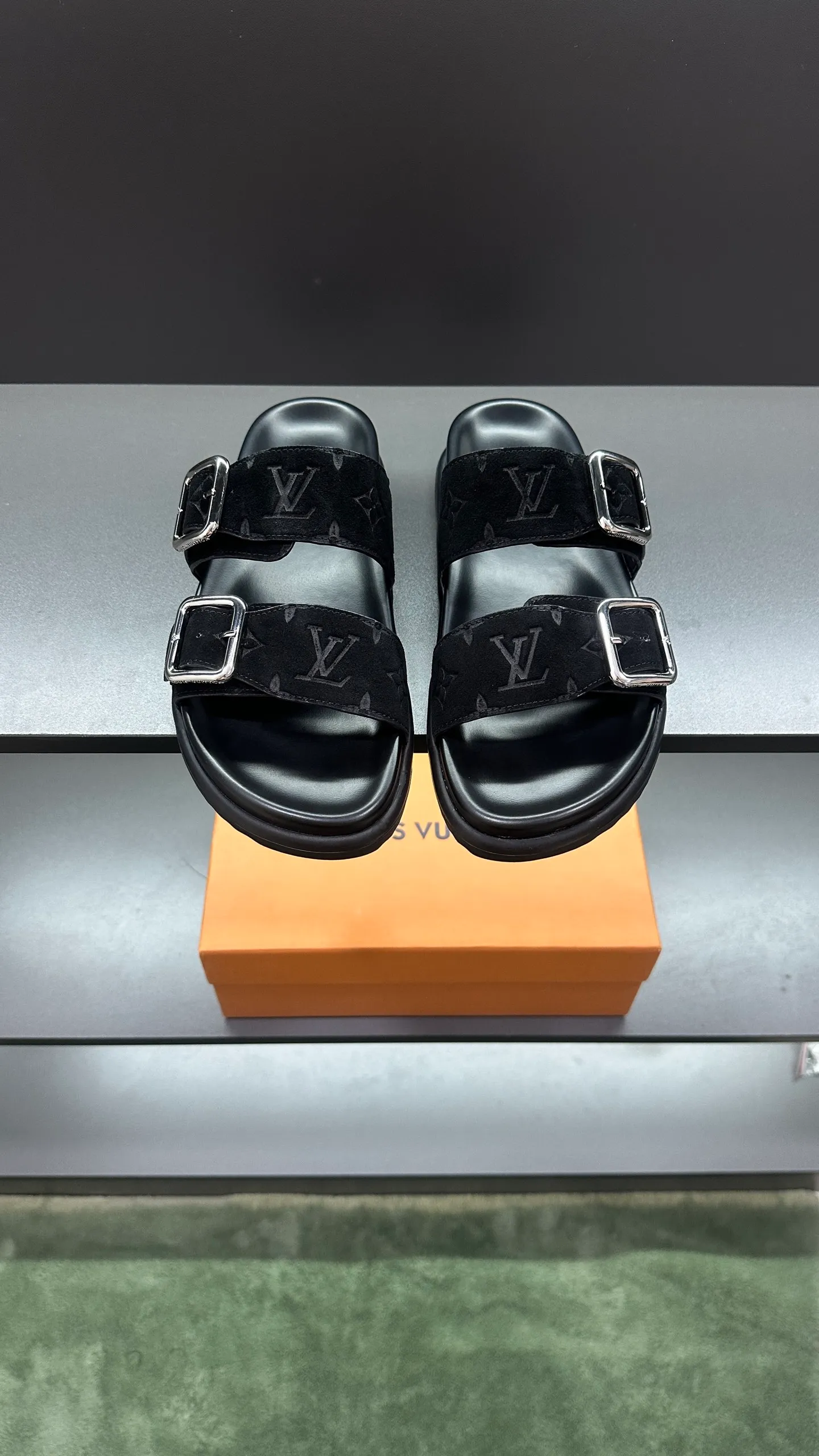 P340 🔍LV Men's Spring and Summer Slippers Counter Synchronization. The uppers are imported cowhide fabrics from Italy, with logo graphics and high-quality craftsmanship. Soles: original soles specially provided by the original factory. Exclusive movable molded soles are super comfortable. Original factory follow-up orders. 🔍🔍High quality. You can enter and leave the counter at will. Welcome to compare. Code number 38-45 No. 058